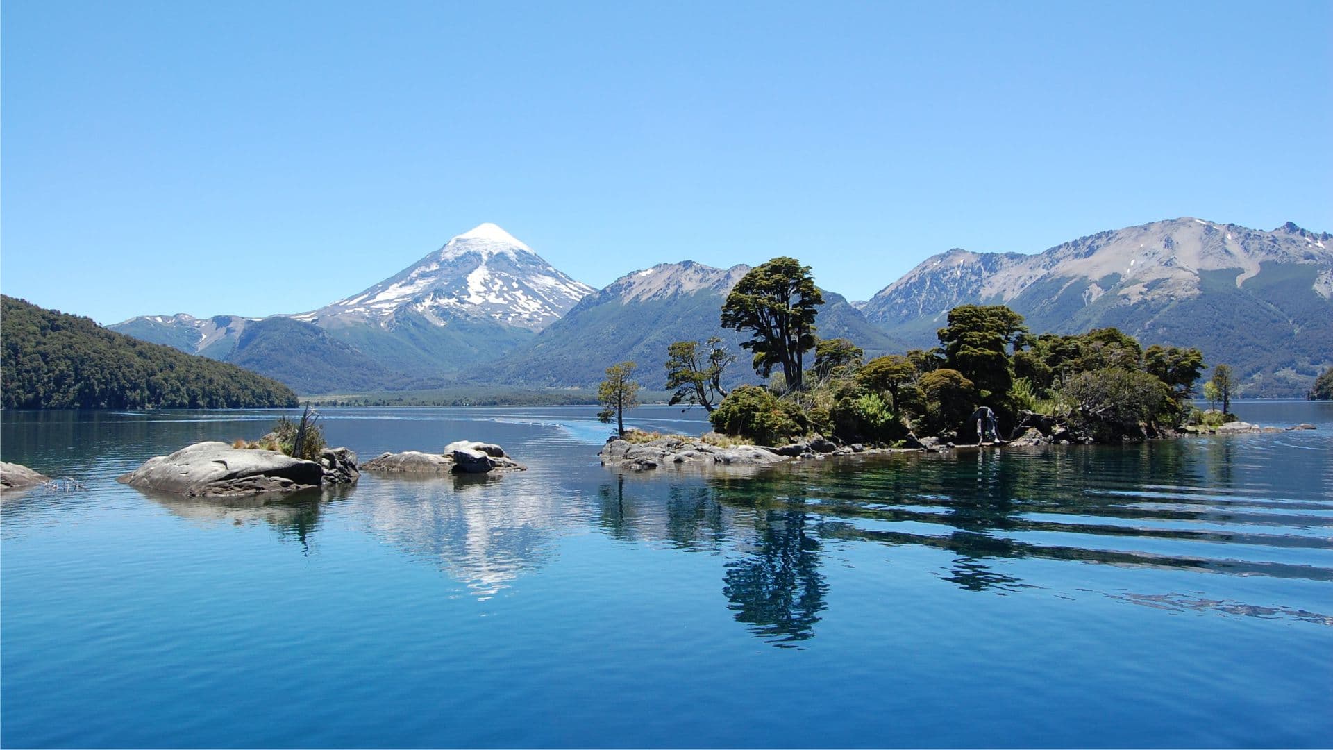 Paisaje de lago y montañas en la Patagonia